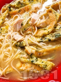 Пилешка супа със спагети и омлет - снимка на рецептата